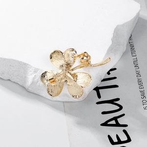 Broche trèfle dorée avec perle, texture en métal brossé et épingle de fixation
