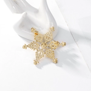 Elegante broche de copo de nieve dorado con perlas y cristales en fondo blanco