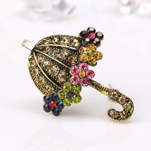 Prachtige vintage paraplubroche met kleurrijke kristallen op gepolijst goudkleur
