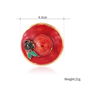 Élégante broche chapeau en émail rouge avec rose noire et finition dorée