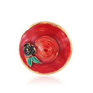 Élégante broche chapeau en émail rouge avec rose noire et finition dorée sur fond blanc