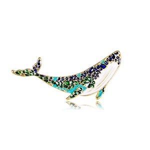 Broche baleine élégante en émail multicolore et base dorée sur fond blanc avec reflet