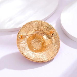 Broche élégante en forme de chapeau rouge avec rose noire et base dorée texturée