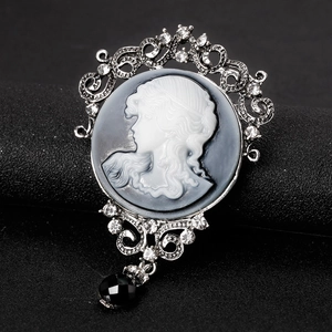Spilla cammeo vintage in argento con strass bianchi e ciondolo a goccia nero