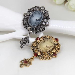 Spille vintage con ritratto a rilievo, dettagli traforati e strass scintillanti