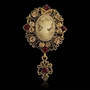 Spilla cammeo vintage in stile vittoriano con trafori metallici e strass rossi
