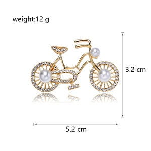 Spilla creativa a forma di bicicletta in lega dorata con perle bianche e strass brillanti