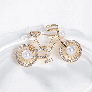 Elegante spilla bicicletta vintage con cristalli scintillanti e perle su metallo dorato