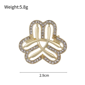 Elegant gold flower brooch with sparkling crystals measuring 2.9cm and weighing 5.8g