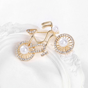 Spilla bici chic placcata in oro con strass scintillanti e perle bianche su cornice