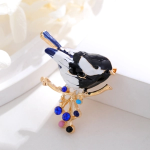 Broche oiseau émaillée vintage avec cristaux bleus sur branche dorée élégante