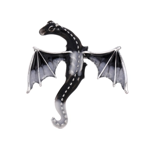Broche en forme de dragon émaillé noir et blanc avec bordures métalliques argentées