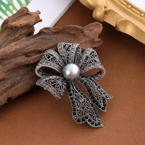 Broche nœud vintage français avec strass gris et noirs et perle centrale