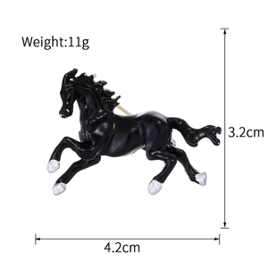 Enamel black horse brooch with gold trim measuring 4.2cm by 3.2cm and weighing 11g