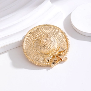 Eleganter goldener Strohhut-Anstecknadel mit Schleifendetail auf geometrischem Dekor