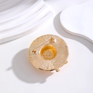 Goldene Strohhut-Brosche mit Sonnenstrahl-Gravur und sicherem Nadelverschluss
