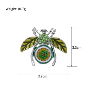 Vue détaillée d'une broche abeille avec motif citron, cristaux verts et dimensions exactes