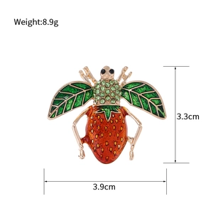 Détail de la broche abeille fraise avec dimensions 3,9cm x 3,3cm et poids de 8,9g