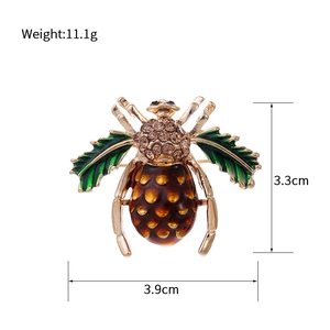 Vue détaillée de la broche scarabée avec ailes en émail vert et dimensions du produit