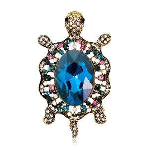 Spilla a tartaruga vintage dorata con gemma blu sfaccettata e cristalli colorati