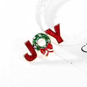 Weihnachtliche JOY Brosche mit grünem Kranz und roten Streifen auf weißem Grund