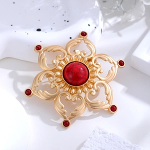Broche lotus vintage en or mat avec pierre de marbre rouge et motif floral rétro