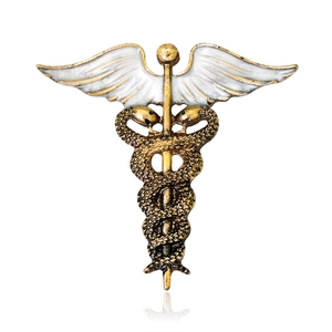 Vintage Bronze-Brosche mit Doppelschlange und weißen Emaille-Flügeln auf weißem Grund