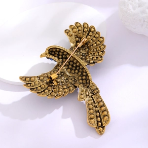 Vue arrière de la broche oiseau vintage avec strass, motif aigle et boucle de sécurité