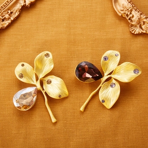 Vintage Matte Gold Alloy Clover Flower Brooch For Women With Champagne Purple Water Drop Rhinestone Retro Leaf Corsage Pin