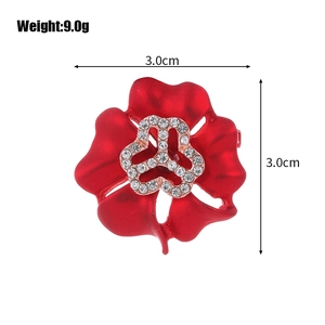 Broche fleur rouge avec strass blancs étincelants et finition argentée 3cm