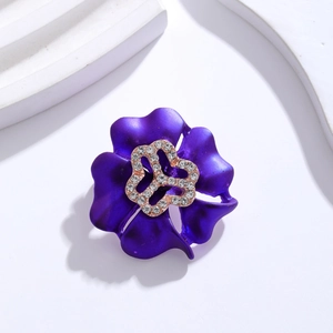 Broche fleurie violette mate élégante avec strass brillants et base en or rose