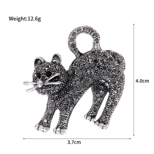 Broche chat vintage avec strass gris foncé et finition argentée, hauteur 4,0 cm