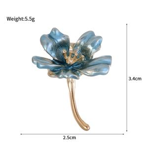 Broche fleur bleue minimaliste avec pistils dorés et dimensions de 3,4 cm de haut