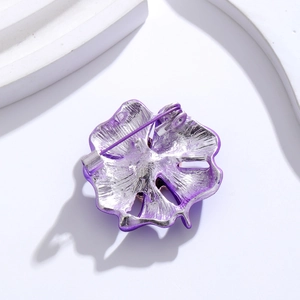 Élégante broche fleur violette avec base en métal argenté et fixation par épingle vue dos