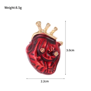 Broche cœur anatomique rouge créative avec accents dorés, taille 3,0cm x 2,2cm