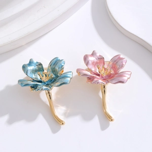 Broches élégantes en forme de fleurs de cerisier émaillées rose et bleu sur fond blanc