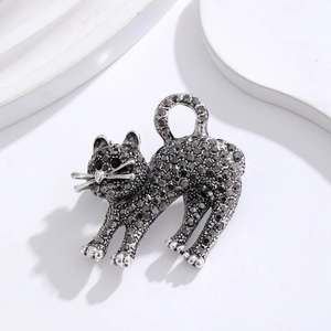Broche chat mignon ornée de cristaux sur métal argenté antique pour accessoire femme