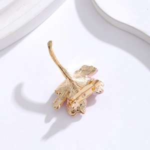 Broche fleur en émail rose doré avec fermoir sécurisé, accessoire floral élégant femme