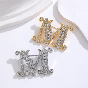 Women Luxury Alloy Letter M Brooch Pin Elegant Rhinestone Crystal Artificial Pearl Coat Suit Lapel Pin Fashion Jewelry Accessory