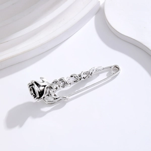 Détail d'une broche rose vintage en argent vieilli avec pendentif de collier à double usage