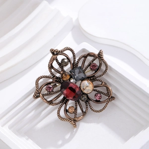Spilla a fiore vintage con grande gemma rossa e cristalli colorati su base in bronzo