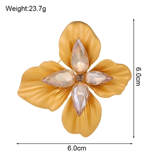 Broche fleur vintage dorée avec cristaux et pierre centrale, mesure de taille 6,0 cm