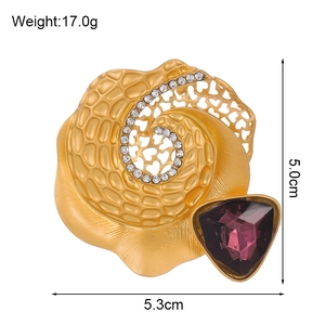 Goldene Blumenbrosche mit lila Kristall und Strasssteinen, 5,3x5,0 cm mattes Finish
