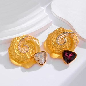 Künstlerische Vintage Gold Blumenbrosche mit großem Dreieckskristall und Strass