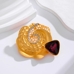 Vintage-Brosche in Gold mit lila Edelstein und glitzernden Kristalldetails