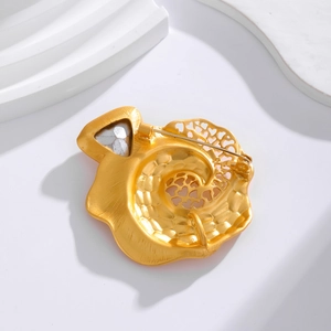 Vintage Brosche in Mattgold-Spirale mit Inlay und Herzstruktur auf der Rückseite