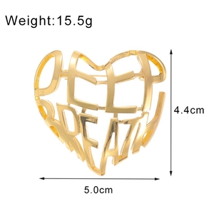 Golden heart-shaped hollow brooch with Deep Breath lettering, 5.0cm wide and 15.5g weight