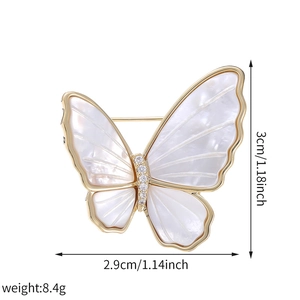 Broche papillon élégante en cuivre avec ailes en nacre naturelle et pierres de zircon