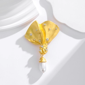 Vintage Matte Gold Pleated Bow Brooch With Water Drop Faux Artificial Pearl Rhinestone Inlaid Alloy Pin For Women Banquet Party Accessories