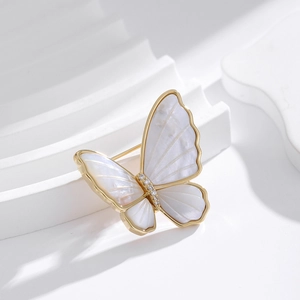 Élégante broche papillon en cuivre doré avec nacre naturelle et oxydes de zirconium